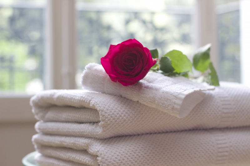 hotel-CASTELLAR-min_towel_rose_clean_care_salon_spa_white_bath-731641